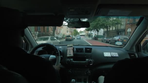 Uber Taxi Service Vue de l'intérieur d'une voiture depuis le siège arrière. — Video