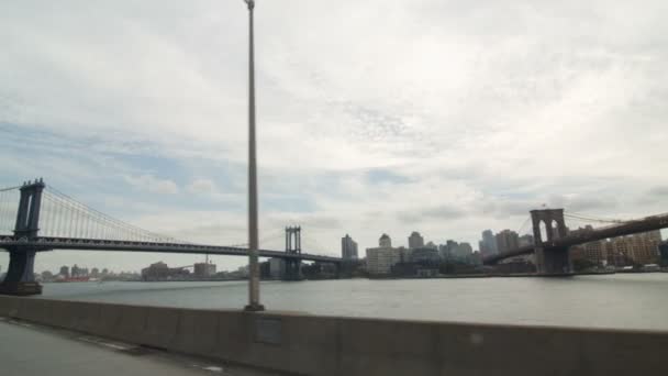 View from Inside a car on the FDR Drive Highway of the East River, Brooklyn and Manhattan Bridge. — Stock Video