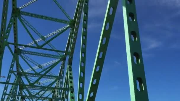 Vista de la estructura del puente de cámara lenta desde el automóvil en movimiento — Vídeos de Stock