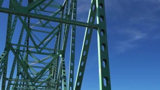 Vista de la estructura del puente desde el coche en movimiento — Vídeos de Stock