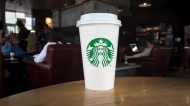 Restoranın İçindeki Starbucks Kahve Fincanının Yavaş Hareketi.
