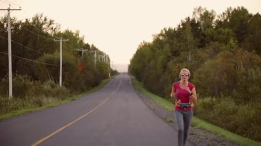 Kadının Yavaş Hareketi GPS Saatini Kontrol Ediyor ve Uzun Mesafe Çalışıyor