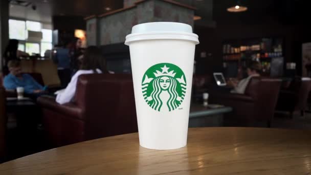 Timelapse de Starbucks taza de café dentro del restaurante. — Vídeo de stock
