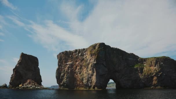 Movimiento lento de Rocher Percé desde un barco — Vídeos de Stock