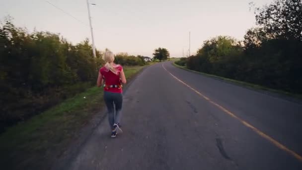 Side View nő fut a hosszú távolság egyedül az utcán — Stock videók