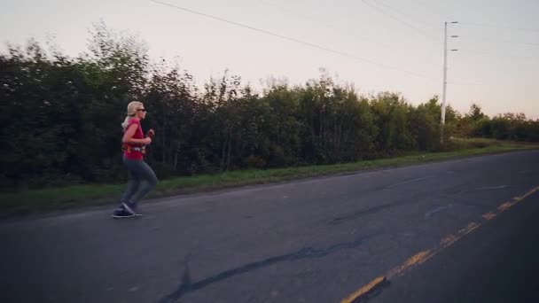 Lambat Motion Side View of Woman Running for Long Distance Alone in the Street — Stok Video