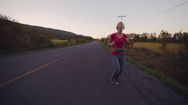 Movimiento lento de la mujer corriendo sola en el lado de la calle — Vídeos de Stock
