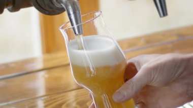 Hafifçe Tap 'e Yavaş Hareket Puslu IPA Dökümü