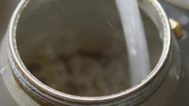 İtalyan Kahve Makinesine Su Ekleniyor