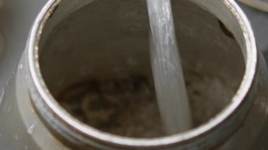 İtalyan Kahve Makinesine Su Ekleniyor