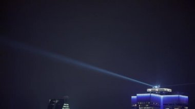Gece vakti Montreal 'deki Yüksek Kule' nin tepesinde dönen ışıklar