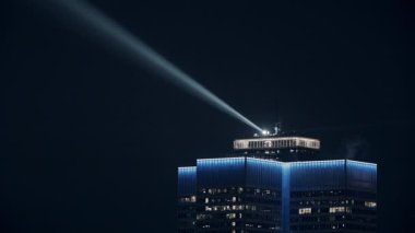 Gece vakti Montreal 'deki Yüksek Kule' nin tepesinde dönen ışıklar