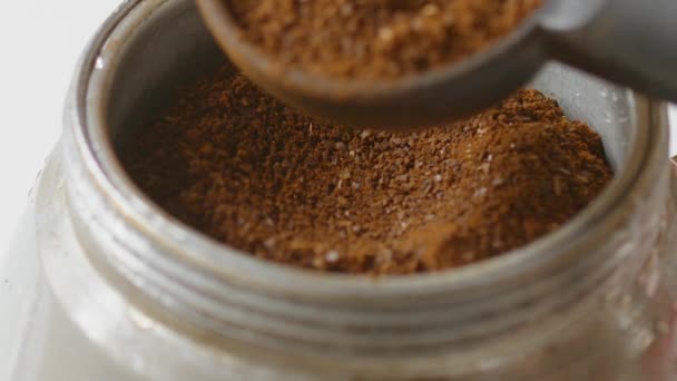 Dodawanie uziemionych ziaren kawy do włoskiego ekspresu do kawy — Wideo stockowe