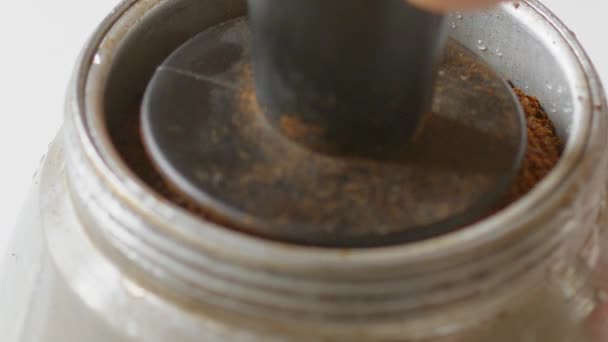 Toevoeging van gemalen koffiebonen aan Italiaans koffiezetapparaat — Stockvideo