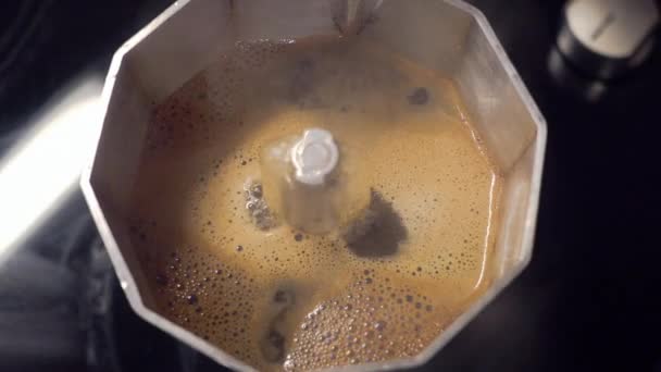 Blick von oben auf italienische Kaffeemaschine — Stockvideo