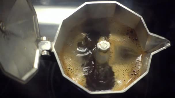 Blick von oben auf italienische Kaffeemaschine — Stockvideo