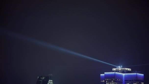 Točící se světla na vrcholu High Tower Downtown Montreal v noci — Stock video