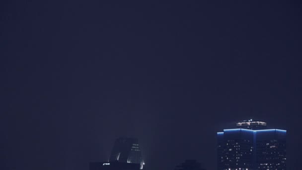 晚上在蒙特利尔市下城高塔顶部旋转灯 — 图库视频影像