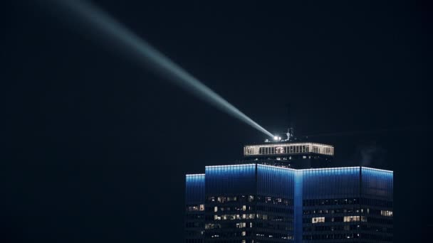 Luces giratorias en la parte superior de High Tower Downtown Montreal por la noche — Vídeos de Stock