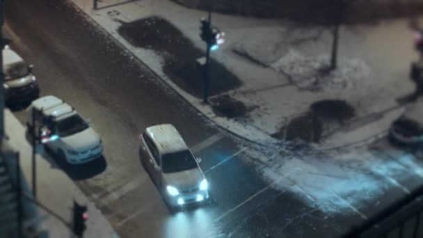 Efecto miniatura de la intersección en la noche durante el invierno — Vídeo de stock
