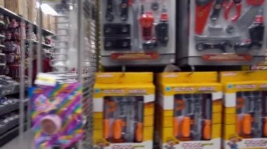 Dollarama Adaları mağazasında taşınma