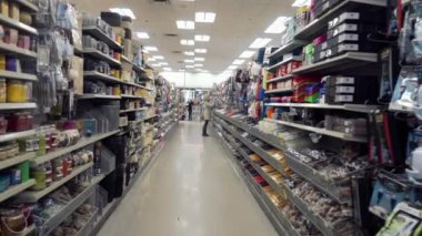 Dollarama Adaları mağazasında taşınma