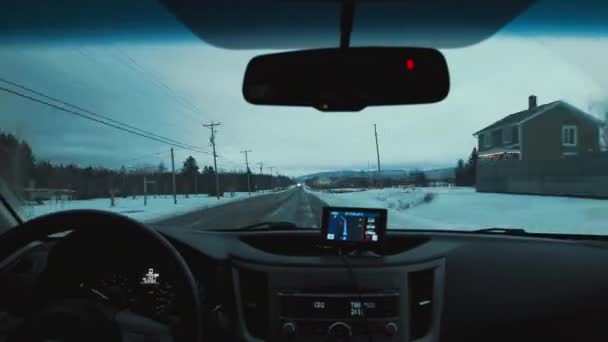 Timelapse de invierno desde el interior de un coche a través de carreteras nevadas rurales — Vídeo de stock