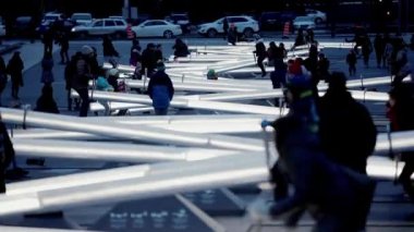 Birçok tahterevalli salıncak montajı Montreal 'de müzik ve ışık üretiyor.