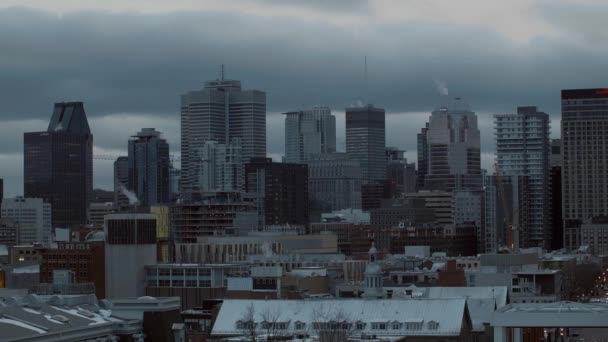 Intersección en el centro de Montreal durante una fría noche de invierno. — Vídeo de stock