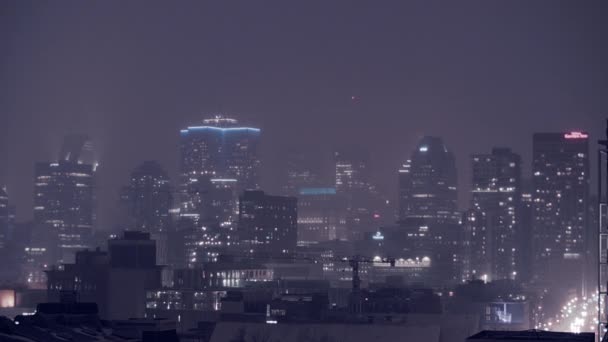 Tempête de neige dans les tours du centre-ville de Montréal s'allume pendant la nuit noire d'hiver — Video