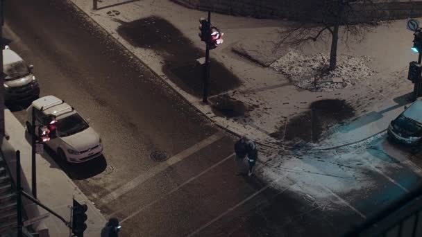 Intersección en el centro de Montreal durante una fría noche de invierno. — Vídeo de stock