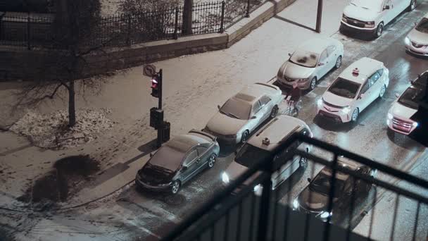 寒い冬の夜のモントリオールのダウンタウンの交差点. — ストック動画
