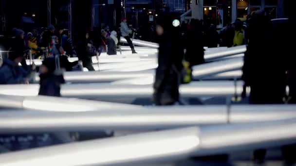 Wiele instalacji Huśtawka Huśtawka Dokonywanie muzyki i światła Downtown w Montrealu — Wideo stockowe