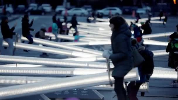 Sok Seesaw Swing Installation Zenélés és fény a belvárosban Montreal — Stock videók