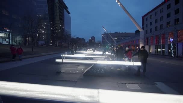 Sok Seesaw Swing Installation Zenélés és fény a belvárosban Montreal — Stock videók