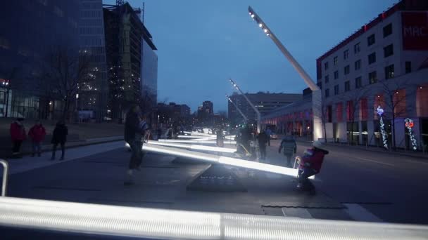 Många Seesaw Swing Installation gör musik och ljus centrum i Montreal — Stockvideo