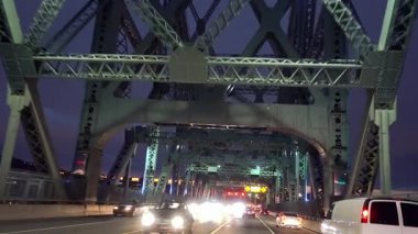 Kar fırtınasında Montreal Jacques-Cartier Köprüsünden Yavaş Hareket