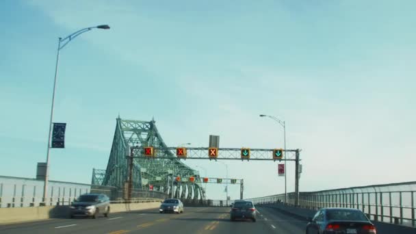 Slow Motion Crossing του Μόντρεαλ Jacques-Cartier γέφυρα το πρωί — Αρχείο Βίντεο