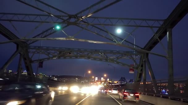 Zeitlupe über die Jacques-Cartier-Brücke in Montreal im Schneesturm — Stockvideo