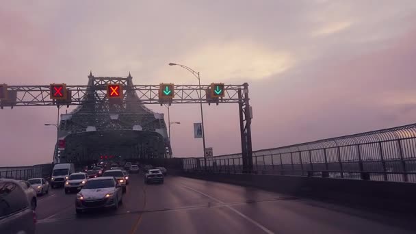 Slow Motion Crossing του Μόντρεαλ Jacques-Cartier γέφυρα κατά τη διάρκεια ηλιοβασίλεμα — Αρχείο Βίντεο