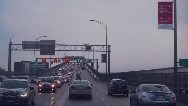 Travessia em Movimento Lento da Ponte Jacques-Cartier de Montreal durante o pôr do sol — Vídeo de Stock