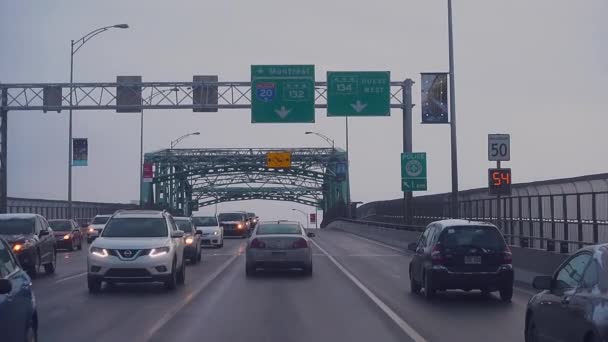 Slow Motion Crossing του Μόντρεαλ Jacques-Cartier γέφυρα κατά τη διάρκεια ηλιοβασίλεμα — Αρχείο Βίντεο