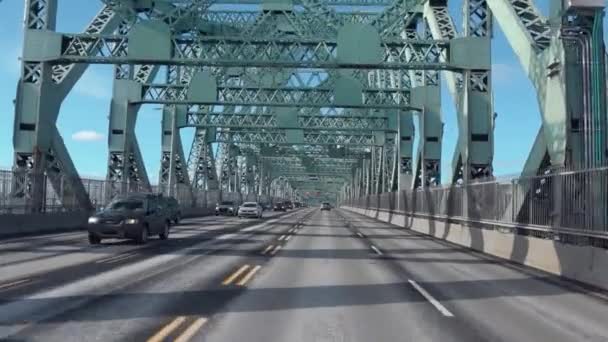 日中のモントリオール・ジャック・カルティエ橋のローモーション・クロッシング — ストック動画