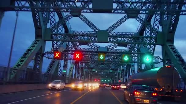 Zeitlupe über die Jacques-Cartier-Brücke in Montreal im Schneesturm — Stockvideo