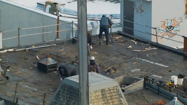 Timelapse of Roof Renovation durante um dia frio de inverno em Montreal — Vídeo de Stock