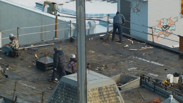 Renovación del tejado durante un frío día de invierno en Montreal — Vídeo de stock