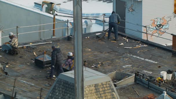 Renovación del tejado durante un frío día de invierno en Montreal — Vídeos de Stock