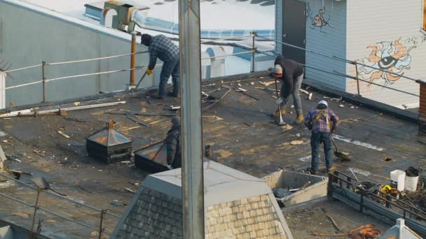 Renovación del tejado durante un frío día de invierno en Montreal — Vídeos de Stock