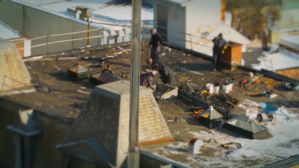 Tilt Shift Miniatűr tetőfelújítás egy hideg téli napon Montrealban — Stock videók