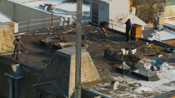 Renovação do telhado durante um dia frio de inverno em Montreal — Vídeo de Stock